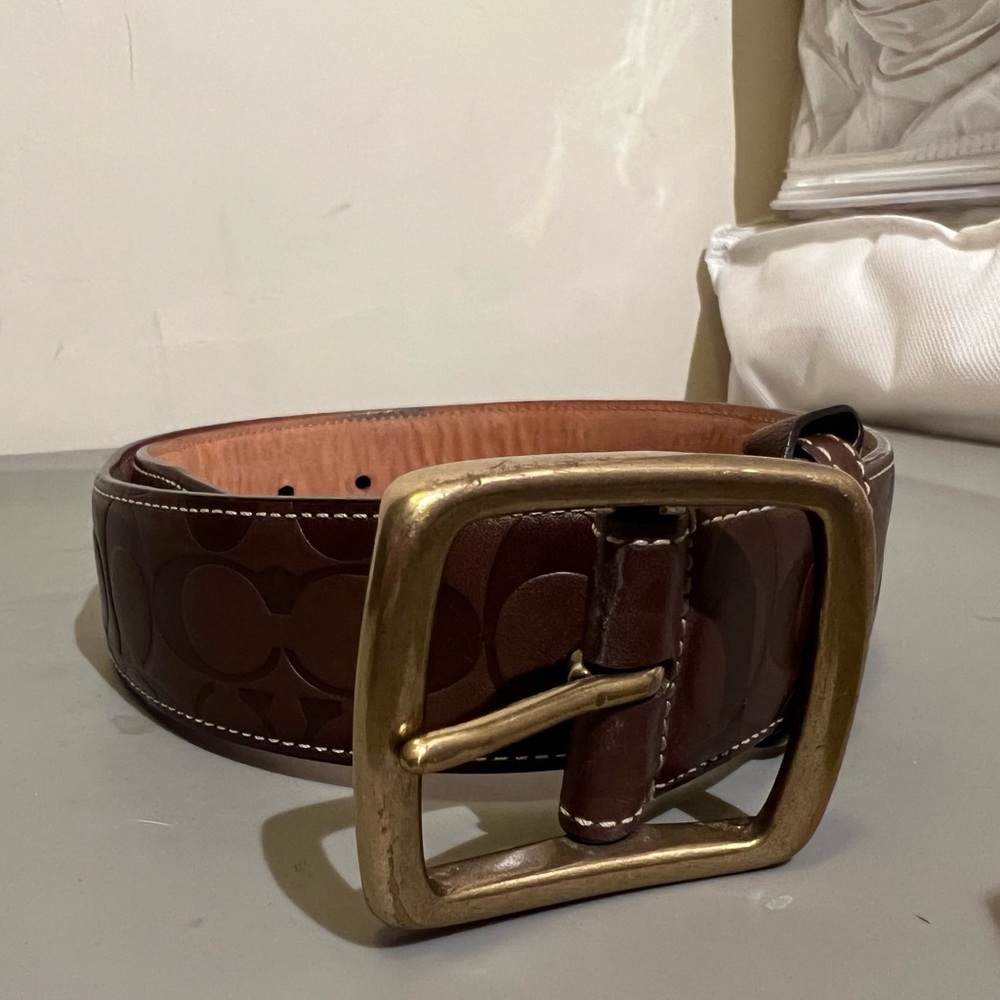 Women’s Coach Belt! Brown leather and gold buckle.